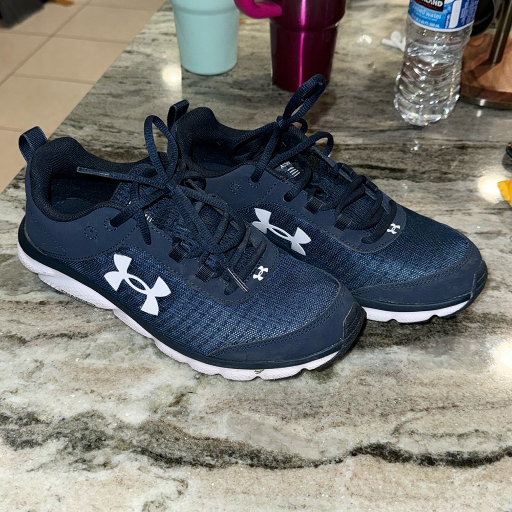 Under armour sneakers, tennis shoes, men’s size 8 deluxe foam